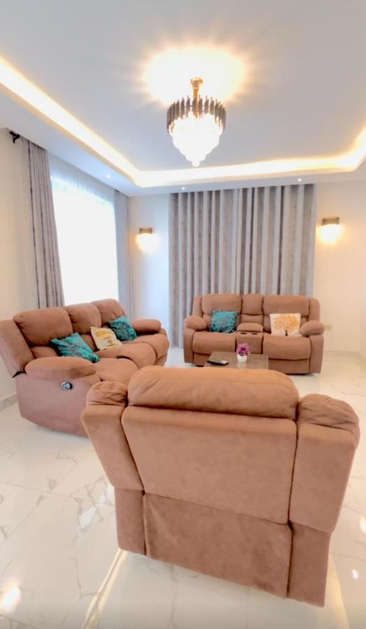 668051577 Modern 4-Bedroom Getaway