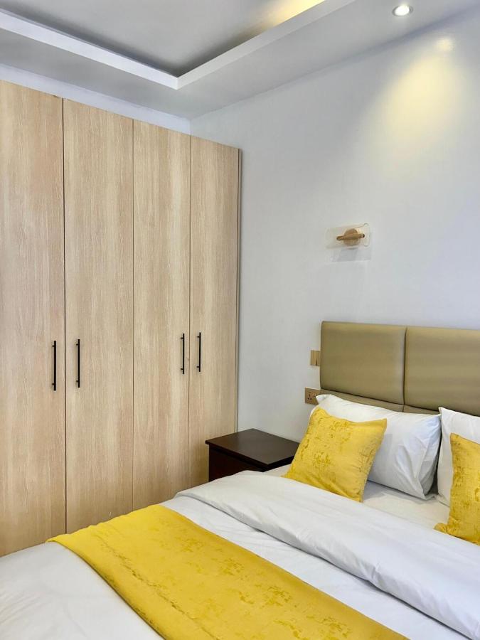668051732 Modern 4-Bedroom Getaway