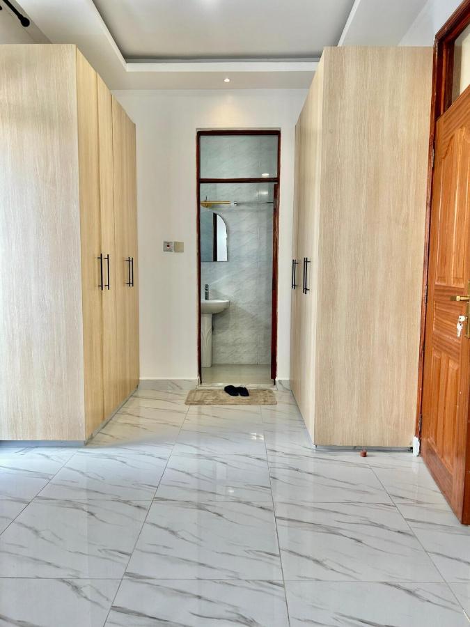 668051754 Modern 4-Bedroom Getaway