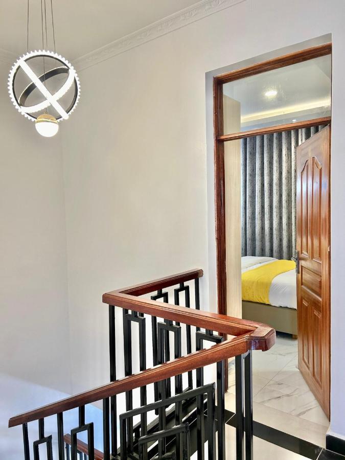 668051819 Modern 4-Bedroom Getaway