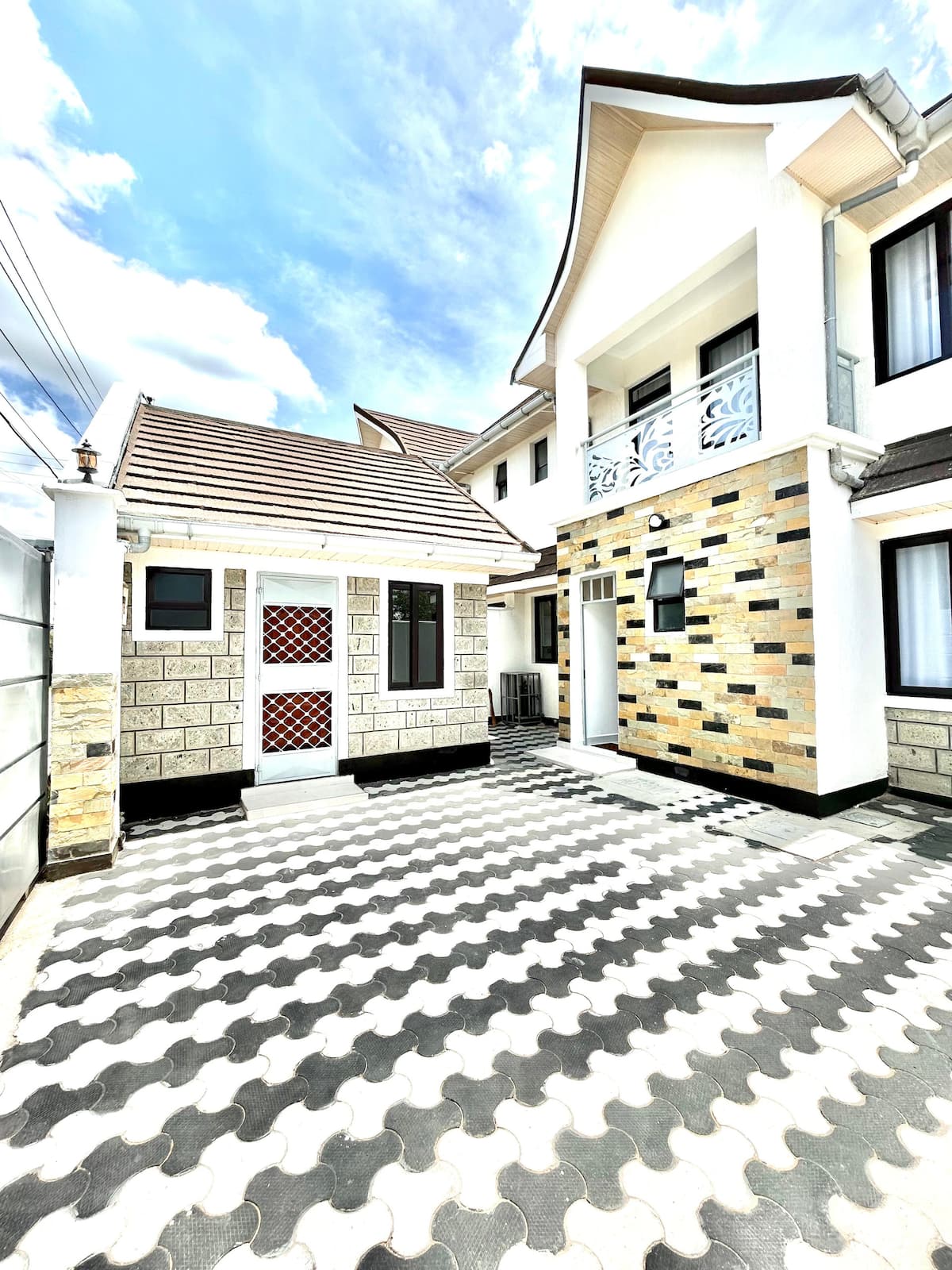 victorias (2) Modern 4-Bedroom Getaway