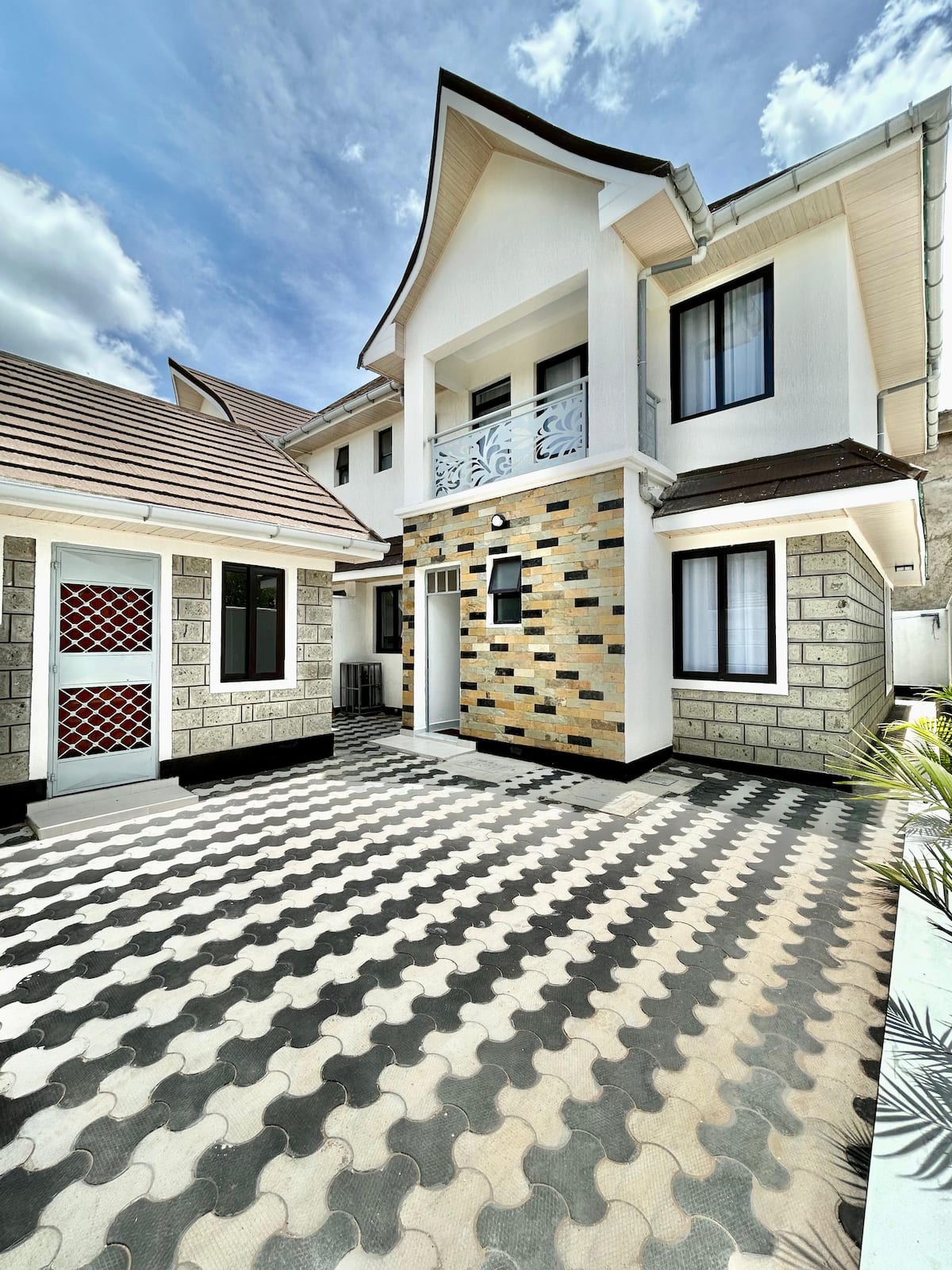 Victorias Modern 4-Bedroom Getaway